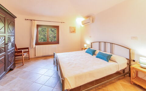 Villa Isa 6: Diseño De Interiores, Piso, Suelo, Mueble, Madera, Techo, Cama, Habitación, Habitación, Casa