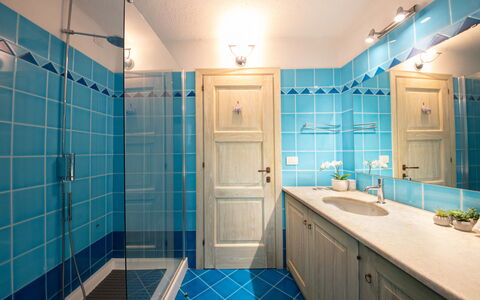 Villa Isa 6: Azul, Diseño De Interiores, Piso, Arreglo De Tubería, Suelo, Baño, Grifo, Loseta, Plomería, Lavabo