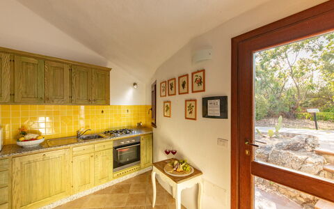 Villa Isa 6: Diseño De Interiores, Madera, Piso, Amarillo, Techo, Mueble, Suelo, Habitación, Mostrador, Cocina