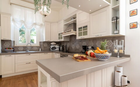 Villa Callari 6+2: Cocina, Mostrador, Gabinetes, Mueble, Aparato De Cocina, Diseño De Interiores, Madera, Piso, Electrodoméstico, Casa