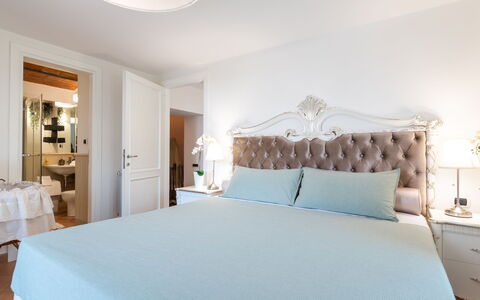 Villa Callari 6+2: Mueble, Cama, Diseño De Interiores, Habitación, Lecho, Madera, Sábana, Habitación, Linos, Casa