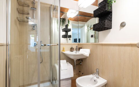 Villa Callari 6+2: Diseño De Interiores, Piso, Suelo, Lavabo Del Baño, Baño, Arreglo De Tubería, Habitación, Lavabo, Espejo, Plomería