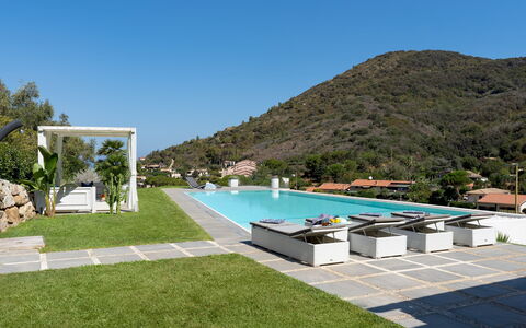 Villa Pietro 10: Piscina, Montaña, Recurso, Ocio, Eco Hotel, Cordillera, Mueble Para Exteriores, Hotel, Sombra, Ciudad De Vacaciones