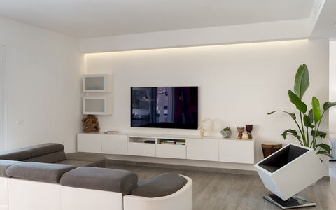 Villa Pietro 10: Mueble, Diseño De Interiores, Pared, Piso, Madera, Televisión, Techo, Sala, Suelo, Habitación