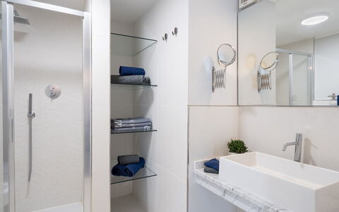 Villa Pietro 10: Baño, Arreglo De Tubería, Diseño De Interiores, Piso, Suelo, Espejo, Grifo, Plomería, Lavabo, Casa