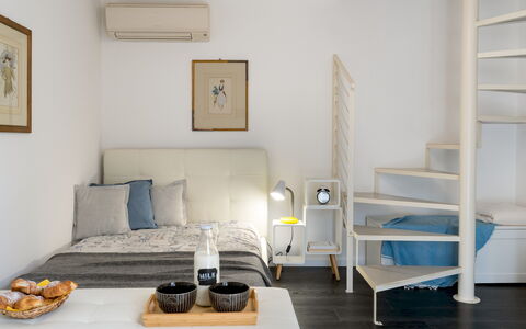 Villa Cristina 3: Mueble, Diseño De Interiores, Piso, Pared, Suelo, Cama, Habitación, Habitación, Madera, Techo