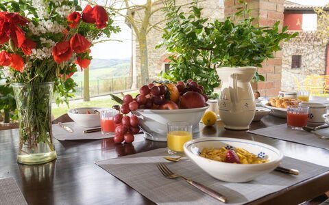 Villa le Logge 12: Vajilla, Mueble, Mesa, Comida, Utensilios Para Servir, Fruta, Drinkware, Vajilla, Plato, Porcelana