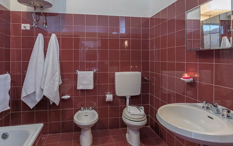 Villa le Logge 12: Baño, Arreglo De Tubería, Diseño De Interiores, Piso, Lavabo, Lavabo Del Baño, Suelo, Grifo, Asiento Del Baño, Baño