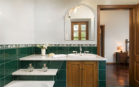 Fonte Pinella 8: Arreglo De Tubería, Lavabo Del Baño, Lavabo, Diseño De Interiores, Grifo, Piso, Baño, Mostrador, Mueble De Baño, Plomería