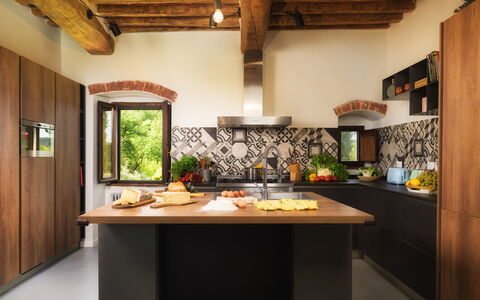 La Vecchia Pieve 8: Mueble, Diseño De Interiores, Cocina, Piso, Mostrador, Madera, Techo, Suelo, Lámpara, Habitación