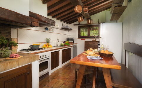 Podere Caprarecce 8: Cocina, Madera, Diseño De Interiores, Mueble, Mostrador, Piso, Aparato De Cocina, Casa, Techo, Suelo