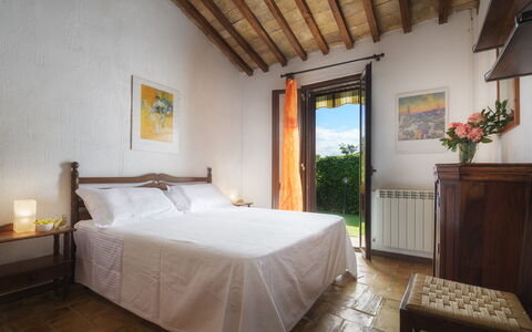Podere Caprarecce 8: Pared, Mueble, Casa, Habitación, Cama, Marco De La Cama, Madera Dura, Lecho, Planta De Casa, Manchas De Madera