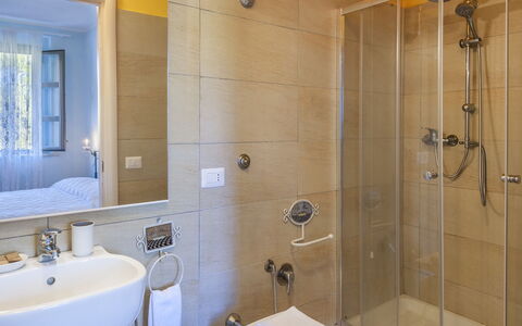 Villa Cappelletti 16+2: Baño, Diseño De Interiores, Arreglo De Tubería, Pared, Piso, Suelo, Lavabo Del Baño, Techo, Grifo, Encendiendo