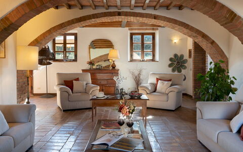 Borgo Gallinaio 32: Mueble, Diseño De Interiores, Pared, Sofá, Piso, Madera, Techo, Mesa, Silla, Sala