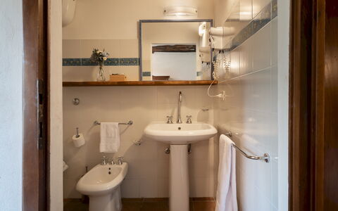 Borgo Gallinaio 32: Baño, Lavabo Del Baño, Pared, Arreglo De Tubería, Piso, Diseño De Interiores, Madera, Suelo, Lavabo, Grifo