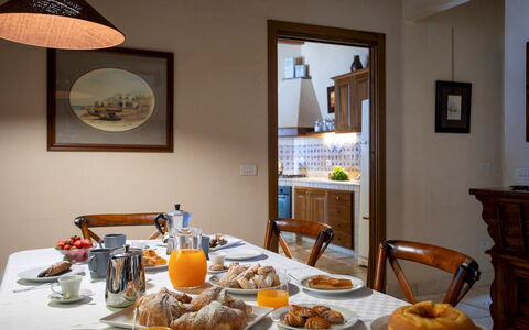 Villa Terra del Sole 8: Mueble, Diseño De Interiores, Madera, Habitación, Piso, Encendiendo, Suelo, Mesa, Techo, Silla