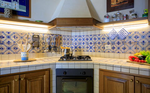 Villa Terra del Sole 8: Cocina, Piso, Diseño De Interiores, Suelo, Loseta, Mostrador, Habitación, Aparato De Cocina, Estufa De Cocina, Estufa De Gas
