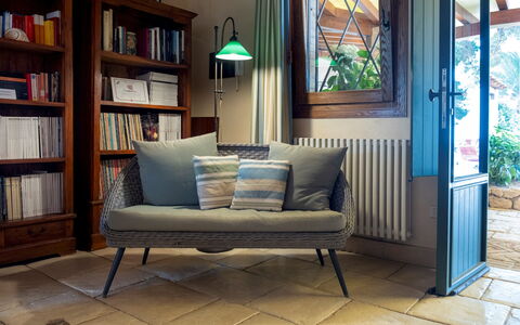 Villa Terra del Sole 8: Mueble, Amortiguar, Arrojar La Almohada, Sofá, Almohada, Sala, Comodidad, Linos, Planta De Casa