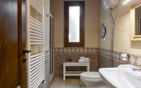Villa Terra del Sole 8: Piso, Diseño De Interiores, Suelo, Madera, Arreglo De Tubería, Baño, Lavabo Del Baño, Mueble, Lavabo, Encendiendo