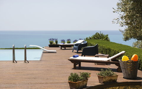 Villa Terra del Sole 8: Agua, Mueble, Cuerpo De Agua, Mueble Para Exteriores, Mar, Oceano, Recurso, Costeras Y Los Accidentes Geográficos Oceánico, Silla, Sombra