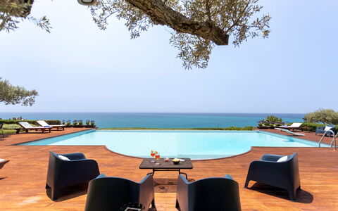 Villa Terra del Sole 8: Agua, Piscina, Recurso, Mueble, Mar, Mueble Para Exteriores, Eco Hotel, Oceano, Oscuridad, Puesta De Sol