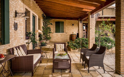 Villa Terra del Sole 8: Mueble, Silla, Mueble Para Exteriores, Madera, Mesa, Diseño De Interiores, Piso, Porche, Suelo, Maceta
