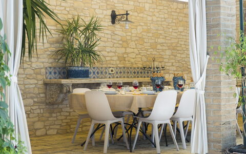 Villa Terra del Sole 8: Mueble, Silla, Mesa, Diseño De Interiores, Cocina Y Comedor Mesa, Mueble Para Exteriores, Restaurante, Comedor, Mesa Al Aire Libre, Material Natural