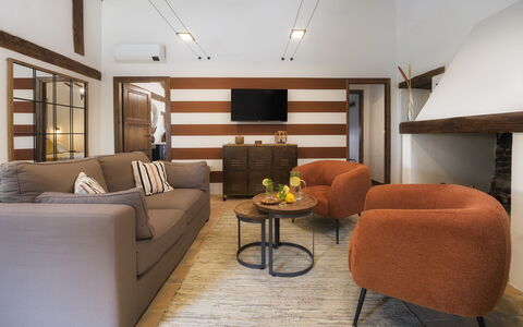 Casale Tavernelle 6: Mueble, Diseño De Interiores, Piso, Suelo, Sofá, Pared, Habitación, Madera, Sala, Mesa