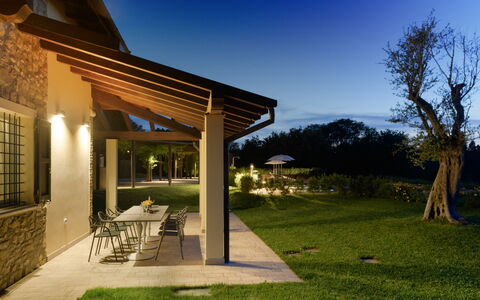 Villa Pergola 8: Casa, Barrio Residencial, Casa, Techo, El Terreno Del Lote, Inmuebles, Sombra, Cabaña, Porche, Jardín