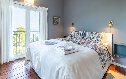 Villa nel Blu 8: Cama, Habitación, Lecho, Sábana, Diseño De Interiores, Mueble, Linos, Suelo, Piso, Marco De La Cama
