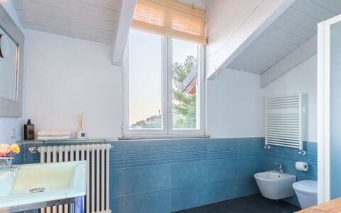 Villa nel Blu 8: Piso, Arreglo De Tubería, Suelo, Diseño De Interiores, Grifo, Plomería, Baño, Techo, Material Compuesto, Lavabo