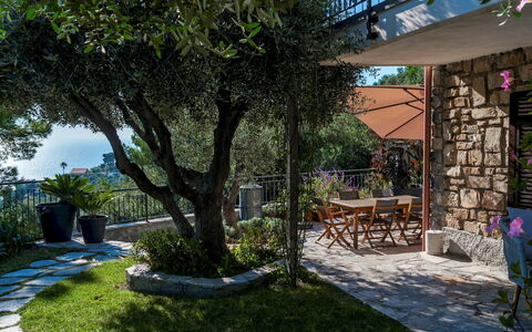 Villa nel Blu 8: Mueble, Silla, Mueble Para Exteriores, Jardín, Sombra, Mesa Al Aire Libre, Patio Interior, Yarda, Paisajismo, Patio
