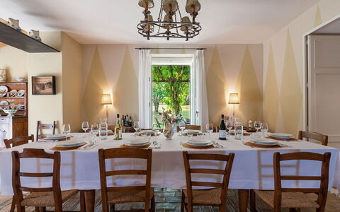 La Casa nei Vigneti 10: Mueble, Diseño De Interiores, Silla, Mesa, Comedor, Cocina Y Comedor Mesa, Techo, Vajilla, Textil, Habitación