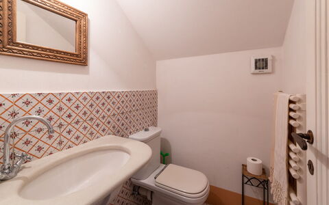 La Casa nei Vigneti 10: Baño, Pared, Piso, Suelo, Arreglo De Tubería, Diseño De Interiores, Lavabo Del Baño, Plomería, Lavabo, Baño