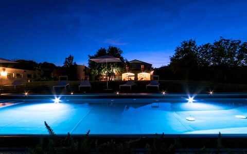 La Casa nei Vigneti 10: Piscina, Azul, Agua, Recurso, Noche, Thermae, Material Compuesto, La Iluminación Del Paisaje, Fuente De Agua, Eco Hotel