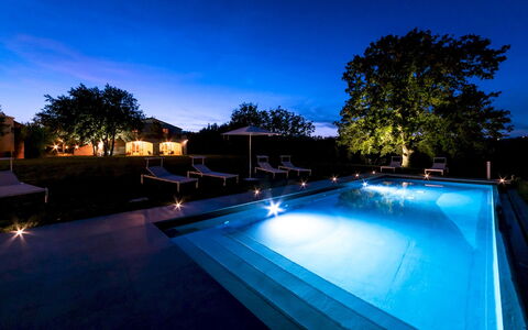 La Casa nei Vigneti 10: Piscina, Azul, Agua, Recurso, Reflexión, Fuente De Agua, La Iluminación Del Paisaje, Material Compuesto, Oscuridad, Eco Hotel