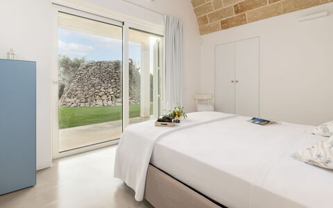 Villa la Pupazza 8: Habitación, Diseño De Interiores, Piso, Cama, Suelo, Casa, Techo, Mueble, Linos, Lecho