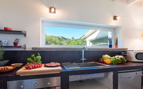 Villa Bubi 8+1: Cocina, Mostrador, Mueble, Arreglo De Tubería, Maceta, Planta De Casa, Grifo, Aparato De Cocina, Comida, Lámpara