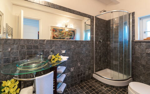 Villa Bubi 8+1: Arreglo De Tubería, Baño, Diseño De Interiores, Piso, Suelo, Grifo, Lavabo, Lavabo Del Baño, Plomería, Encendiendo