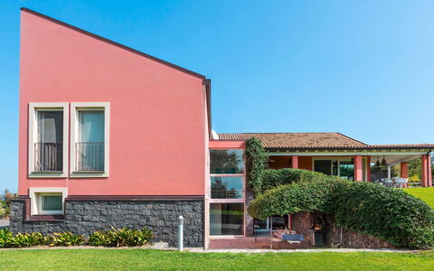 Villa Kimia 8: Fachada, Casa, Barrio Residencial, Jardín, Inmuebles, Paisajismo, Yarda, Casa De Campo, Balcón, Porche