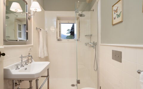 Anticiana 8: Baño, Arreglo De Tubería, Diseño De Interiores, Pared, Lavabo Del Baño, Lavabo, Piso, Suelo, Grifo, Espejo