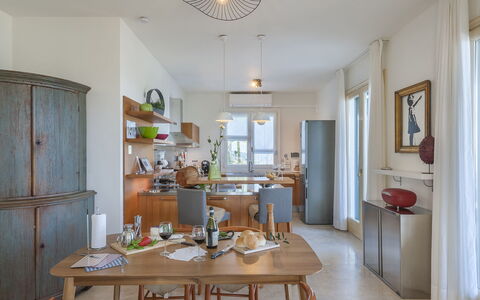 Villa Lucente 6+2: Mueble, Diseño De Interiores, Piso, Madera, Silla, Techo, Suelo, Mesa, Cocina Y Comedor Mesa, Comedor