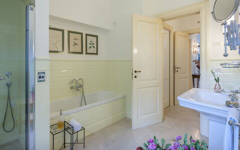 Villa Lucente 6+2: Piso, Diseño De Interiores, Baño, Suelo, Arreglo De Tubería, Lavabo Del Baño, Grifo, Techo, Plomería, Casa