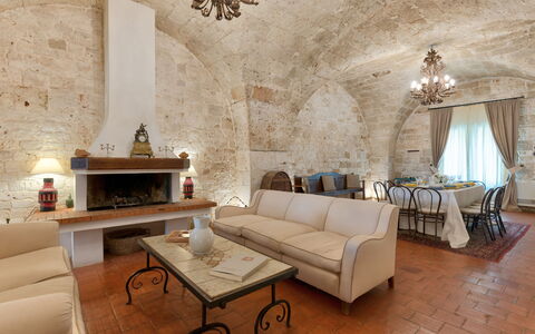 Masseria Tarsia Incuria 8+4: Pared, Mueble, Diseño De Interiores, Techo, Piso, Suelo, Sala, Habitación, Sofá, Silla