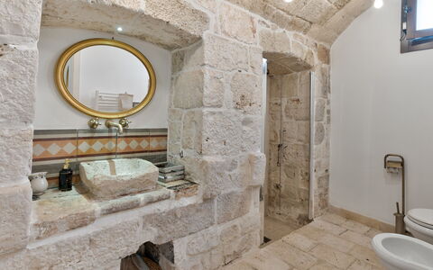 Masseria Tarsia Incuria 8+4: Pared, Arreglo De Tubería, Piso, Diseño De Interiores, Baño, Lavabo, Grifo, Plomería, Pared De Piedra, Lavabo Del Baño