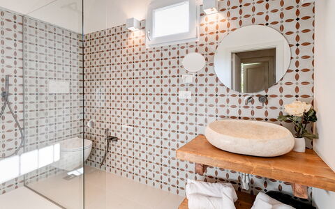 Masseria Profilo 8: Diseño De Interiores, Baño, Piso, Pared, Arreglo De Tubería, Suelo, Lavabo Del Baño, Loseta, Plomería, Grifo