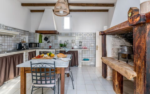 Masseria Profilo 8: Cocina, Diseño De Interiores, Mueble, Mostrador, Techo, Piso, Habitación, Aparato De Cocina, Casa, Suelo
