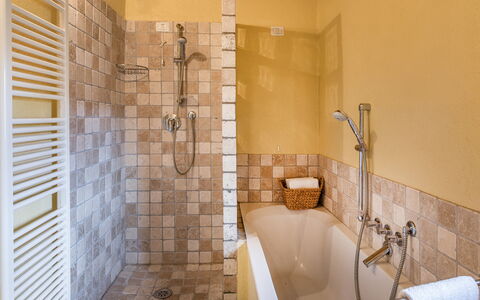 Casale Mollina 6+2: Baño, Arreglo De Tubería, Bañera, Piso, Pared, Suelo, Diseño De Interiores, Plomería, Loseta, Grifo