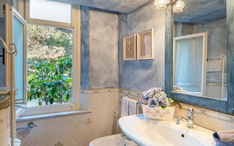 Villa Corallina 12: Pared, Arreglo De Tubería, Diseño De Interiores, Baño, Grifo, Lavabo Del Baño, Plomería, Lavabo, Casa, Espejo