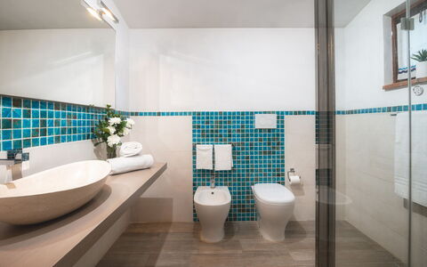 Podere Il Chiesino 8+2: Baño, Diseño De Interiores, Arreglo De Tubería, Piso, Suelo, Lavabo Del Baño, Grifo, Lavabo, Plomería, Baño